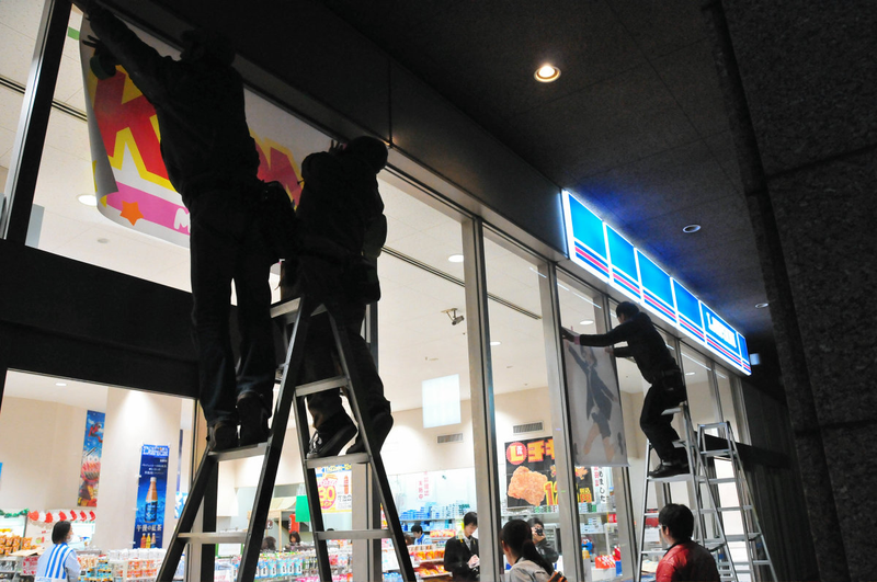 Illustration for article titled Watch Men Turn a Convenience Store into a Schoolgirl Anime Mecca
